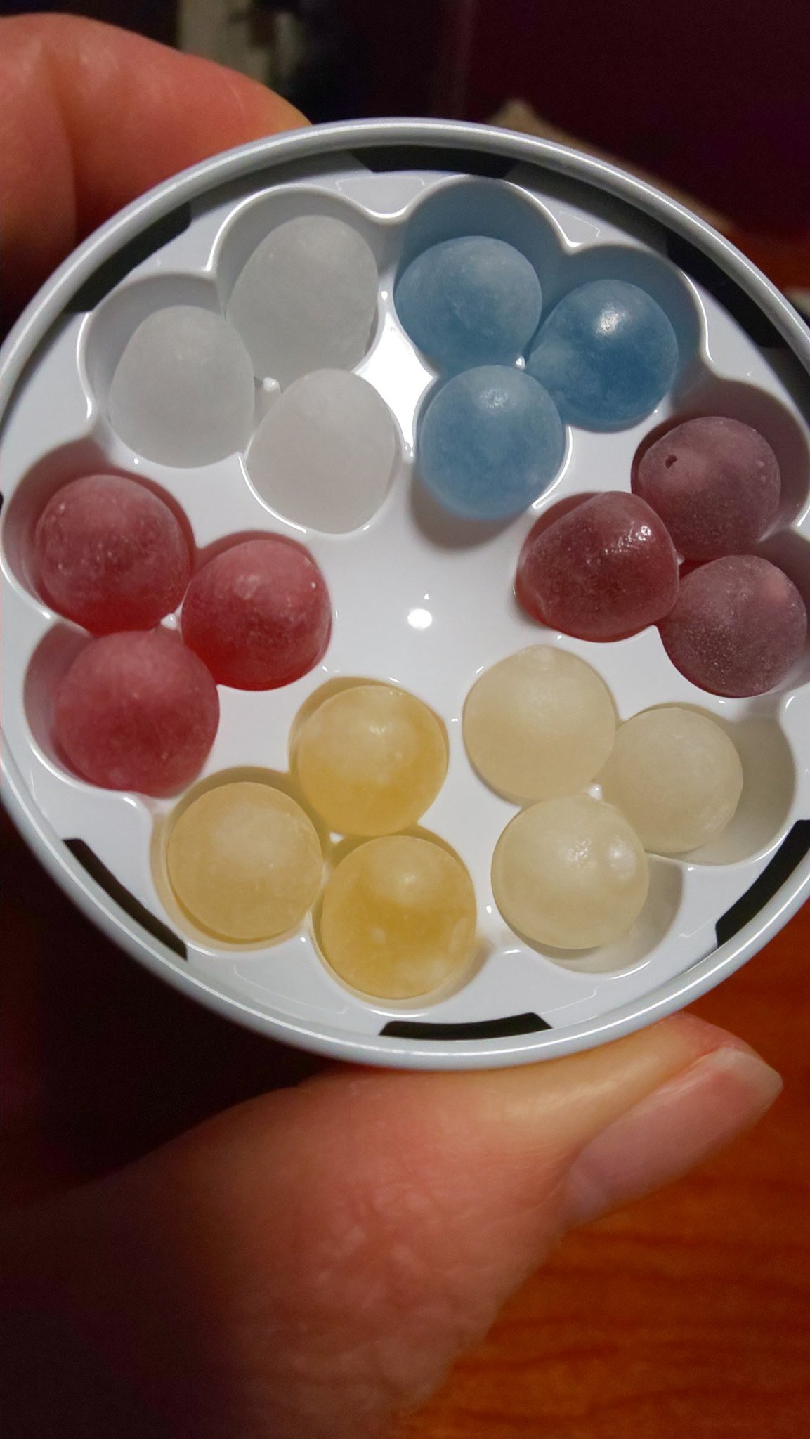 スマイル Al Twitter 答えはコレ 六花亭のボンボン 北海道のお友達からもらいました 食べる前に撮る 撮る 北海道 六花亭 六花のつゆ ボンボン T Co Hfnuvtthrx Twitter スマイル Al Twitter 答えはコレ 六花亭のボンボン 北海道のお友達からもらいました 食べる前に撮る 撮る 北海道 六花亭 六花のつゆ ボンボン T Co Hfnuvtthrx Twitter