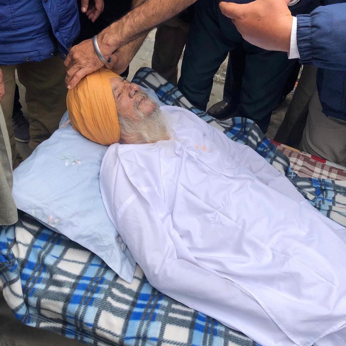 SukshnderShinda's tweet photo. ਮਹਾਨ ਗੀਤਕਾਰ ਤੇ ਮਹਾਨ ਇਨਸਾਨ ਦੇਵ ਥਰੀਕਿਆਂ ਵਾਲੇ ਜੀ ਦੇ ਅਕਾਲ ਚਲਾਣੇ ਨਾਲ ਗਹਿਰਾ ਦੁੱਖ ਪਹੁੰਚਿਆ ਉਨ੍ਹਾਂ ਦੀ ਰਚਨਾ 'ਮਾਂ ਹੁੰਦੀ ਏ ਮਾਂ ਓ ਦੁਨੀਆਂ ਵਾਲਿਓ, ਕਦੇ ਵੀ ਨਹੀਂ ਭੁੱਲਣੀ ਤੇ  ਹੋਰ ਅਨੇਕਾ ਗੀਤ I ਵਾਹਿਗੁਰੂ ਅੱਗੇ ਅਰਦਾਸ ਹੈ ਕਿ ਉਨ੍ਹਾਂ ਨੂੰ ਆਪਣੇ ਚਰਨਾਂ ਵਿਚ ਨਿਵਾਸ ਬਖਸ਼ਣ ਤੇ ਪ੍ਰੀਵਾਰ ਨੂੰ ਭਾਣਾ ਮੰਨਣ ਦਾ ਬੱਲ ਬਕਸ਼ੇ
 #RIP 🙏 https://t.co/H0my1NK37V