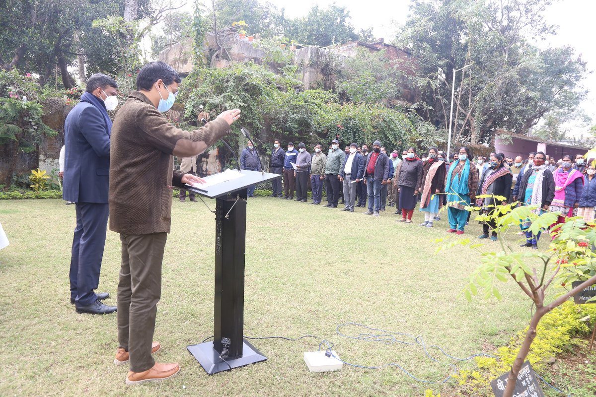 JharkhandCID's tweet photo. #NVD2022 Some Photographs of Pledge for National Voter's Day 2022 in CID, Jharkhand https://t.co/KaOMCkKTMt