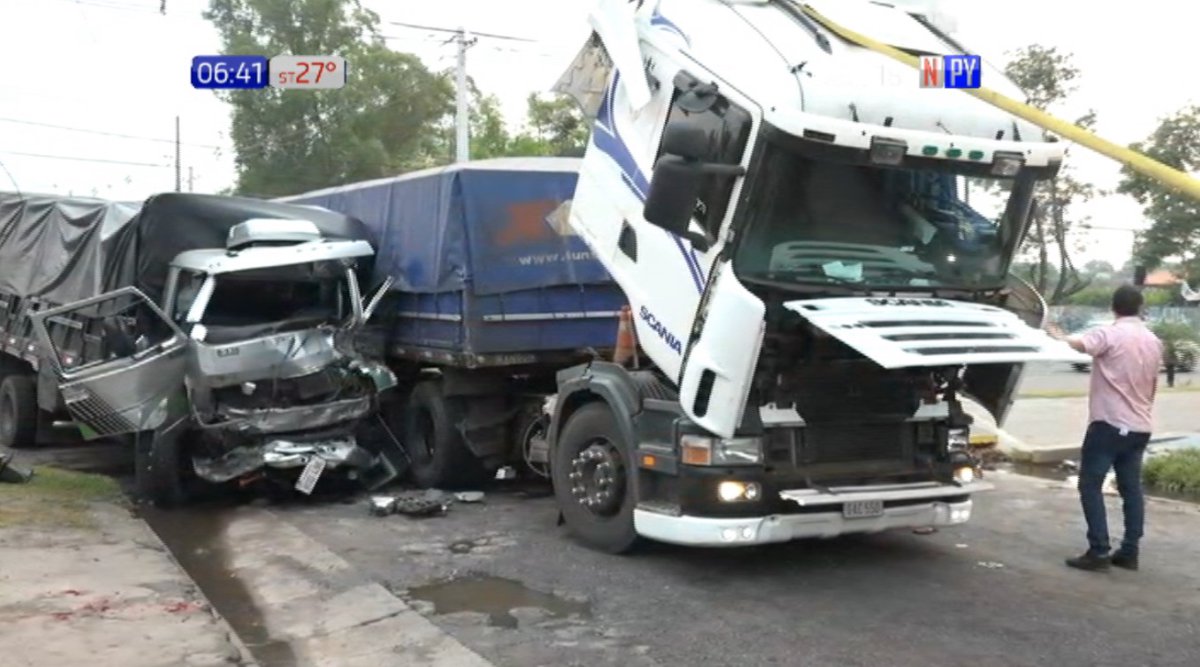 npyoficial's tweet photo. #URGENTE
 
📌 Aparatoso accidente en la entrada de Luque

📌 Chocaron dos camiones, uno de ellos de gran porte

▶️Vivo: https://t.co/zXQhHR2kMj

#NPY #NosConecta 
#VacunarseNoCuesta https://t.co/OshpqTU64E
