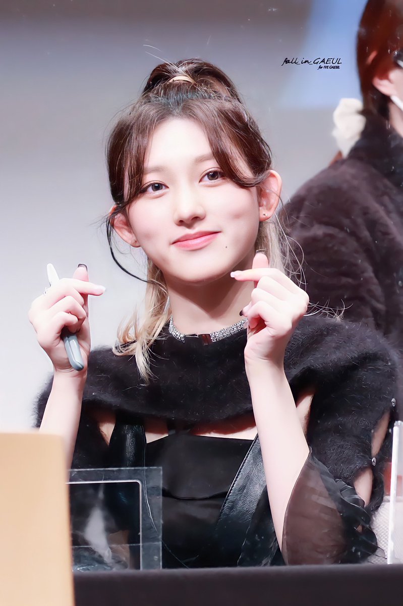 fall_in_gaeul's tweet photo. 211203 ktown4u fansign
look like little squirrel🐿🐿🐿
#IVE #GAEUL #가을 #김가을 #아이브 #ELVEN #IVE_ELVEN @IVEstarship @IVE_twt https://t.co/BhoDIgxjNm