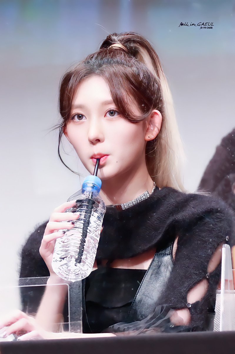 fall_in_gaeul's tweet photo. 211203 ktown4u fansign
look like little squirrel🐿🐿🐿
#IVE #GAEUL #가을 #김가을 #아이브 #ELVEN #IVE_ELVEN @IVEstarship @IVE_twt https://t.co/BhoDIgxjNm