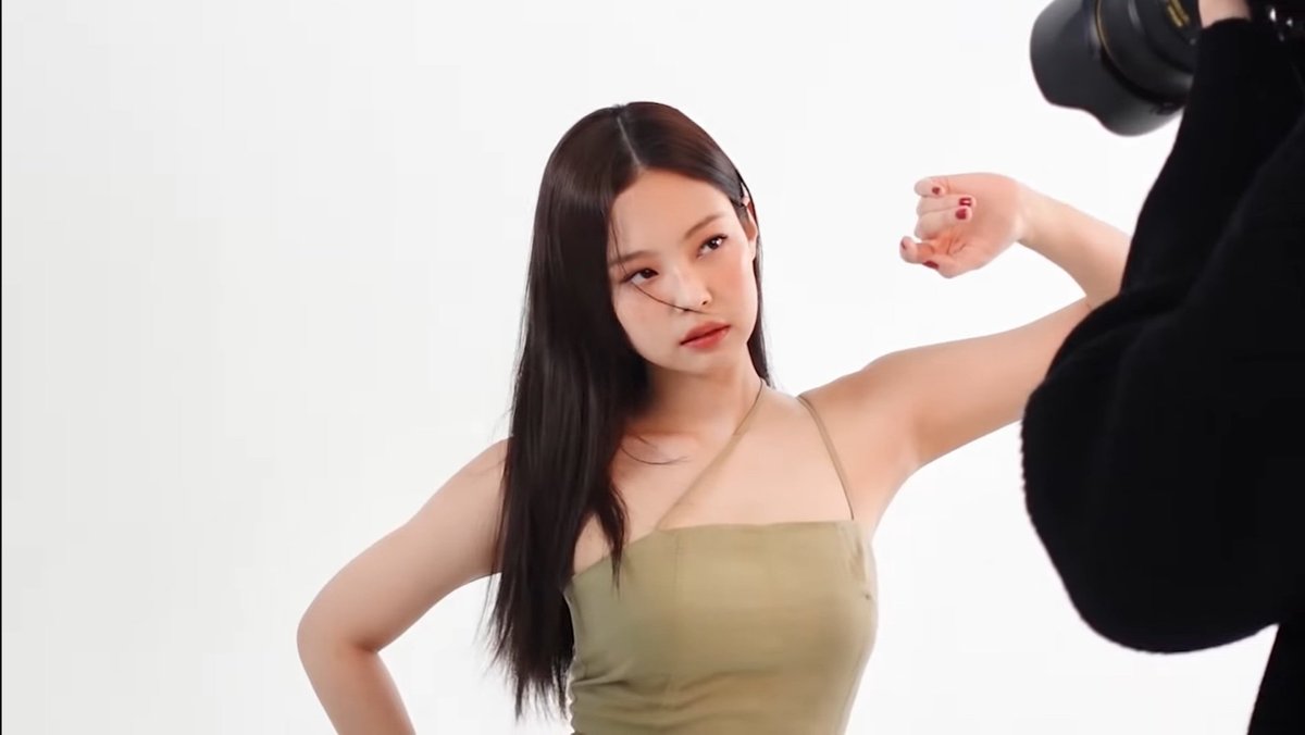 dailyblackpnk's tweet photo. fallen head over heels for this woman 🥺💘

watch jennie's latest vlog 🤗: https://t.co/eEeGW5jzL9 https://t.co/pQzNrt0RzE