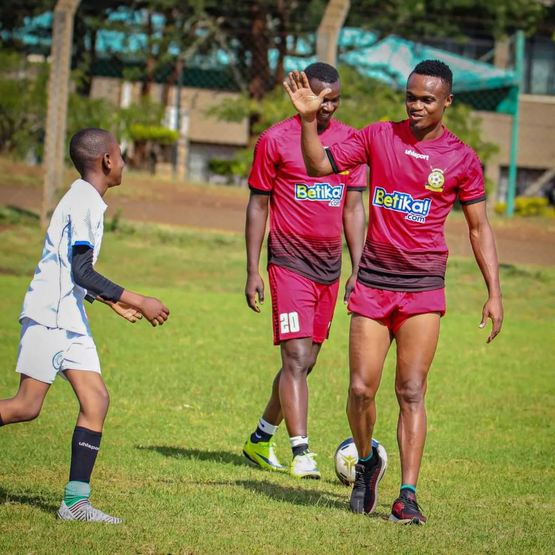 kefwaofficial's tweet photo. We are Proud of our members Clifton Miheso and Duncan 'Dante' Otieno, beneficiaries of the first-ever KEFWA Non-Contracted Players Project.

The duo are currently plying their trade with @kenyapolicefc in the Kenyan Premier League.

#TujengeWachezaji https://t.co/26epvp2BCN