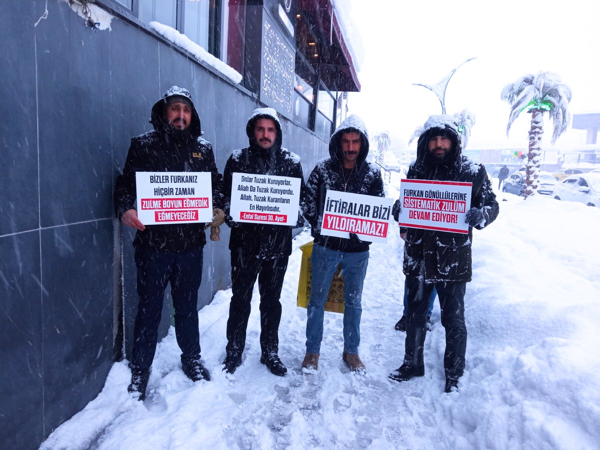 MedyaFurkan's tweet photo. Yoğun Kar Yağışına Rağmen Özgürlük Yürüyüşleri Devam Ediyor!

Bingöllü Furkan Gönüllüleri, talimatla ve yalan ifadelerle tutuklanan 7 kardeşimizin haksız tutukluluğunun bir an evvel son bulması için #ÖzgürlükYürüyüşü gerçekleştirdi. https://t.co/heZu12ny4i