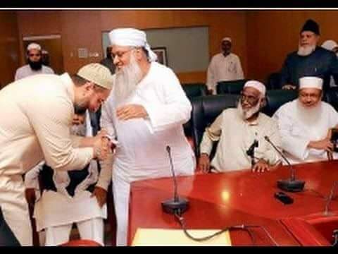 MiRizwanaKhan's tweet photo. कद बड़ा नहीं होता, ऐडियां उठाने से,
 ऊंचाईया तो मिलती हैं, बुजुर्गों की दुवाएं लेने से,
मेरा सदर मेरा गुरूर बैरिस्टर @asadowaisi सहाब @aimim_national https://t.co/tg0s0eZ4Cu