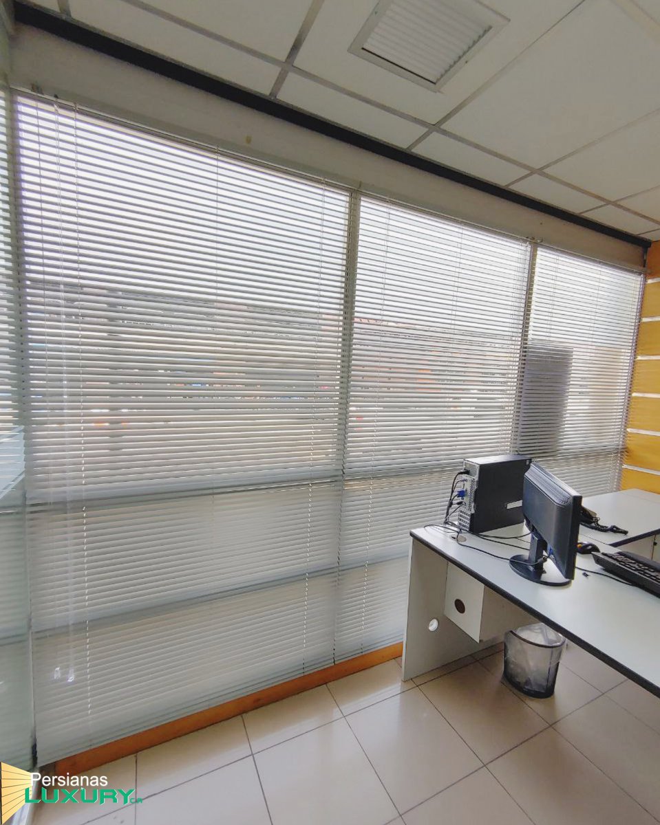 PERSIANASLUXURY's tweet image. Elige bien tus #persianas para aprovechar de forma eficiente la luz natural y evitar los reflejos molestos para una trabajo 👨‍💻 👩‍💻 más #productivo

Persianas #Miniflex lámina sólida son una buena elección

✅Amplia gama de colores ✅Controla la intensidad de luz ✅Privacidad