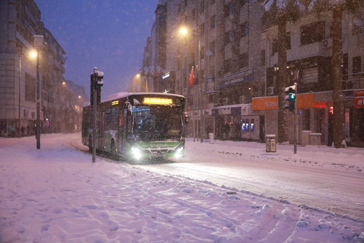 akpartidenizli's tweet photo. Birileri şehri karla mücadele de sınıfta kalmışken sıcak sobaların eşiğinde balık yiyedursun, biz milletimize hizmet edip tarih yazmaya devam edeceğiz. ❄️

ℹ️  @denizlibld ▪️ 200 Araç ve 🙆‍♂️🙆‍♀️ 400 Personel ▪️ ile yerel yönetimimiz teyakkuz halinde 👏

#BöylesiniHiçGörmemiştik 🌨️ https://t.co/HwuwugqBXd