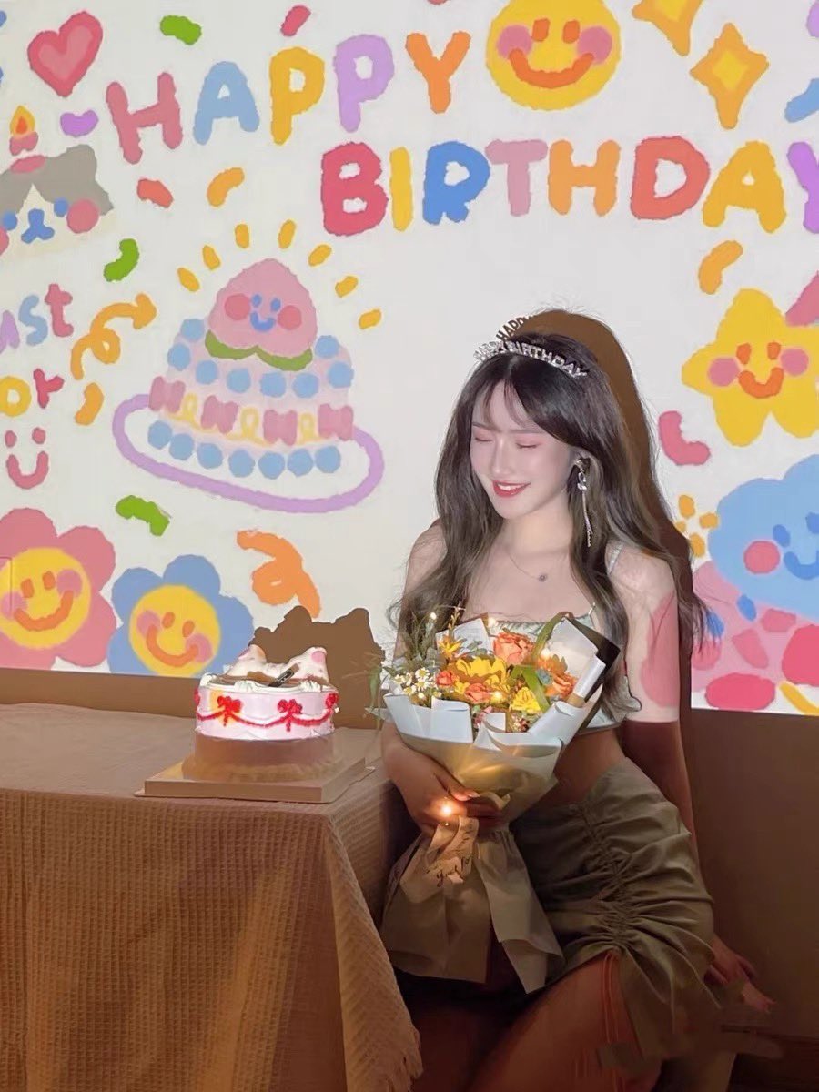 preorder_jia's tweet photo. ไปเจออันนี้มาน่ารักกกก น้องเป็นมินิโปรเจคเตอร์ happy birthday เอาไว้ถ่ายรูปเก๋ๆลงโซเชียล แต่ละภาพคือน่ารักมาก ตกภาพละ 20กว่าบาทเอง;-; https://t.co/p5vBXbFgoh