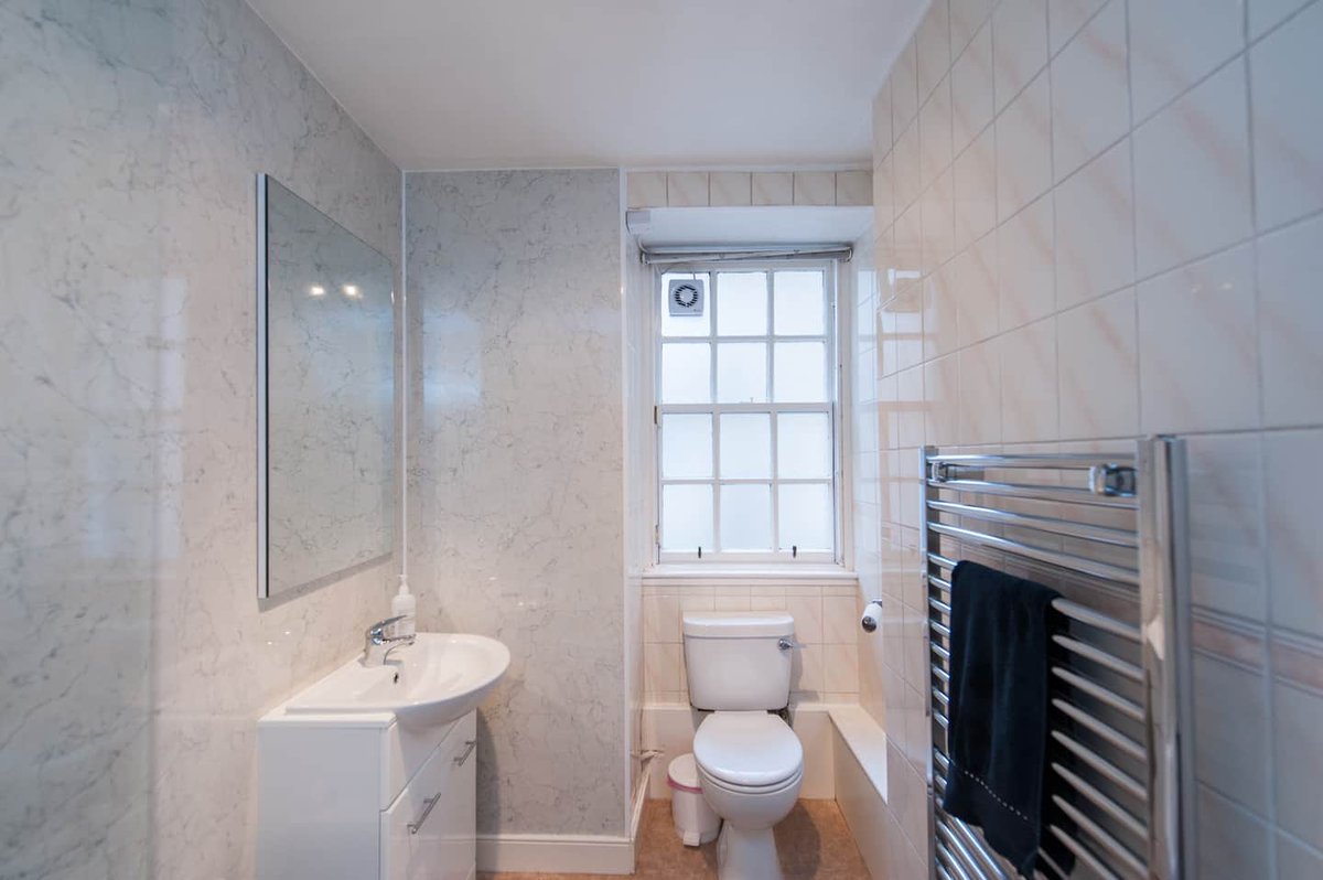 Midweek_breaks's tweet photo. Stylish Edinburgh city centre apartment located on the Royal Mile for up to 4 guests. Perfect location for the Fringe Festival! https://t.co/ytnpwqKdnT #midweekbreaks #citybreaks #edinburgh https://t.co/Vq7YQyOG40