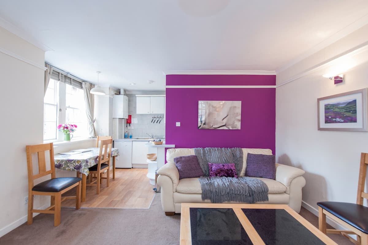 Midweek_breaks's tweet photo. Stylish Edinburgh city centre apartment located on the Royal Mile for up to 4 guests. Perfect location for the Fringe Festival! https://t.co/ytnpwqKdnT #midweekbreaks #citybreaks #edinburgh https://t.co/Vq7YQyOG40