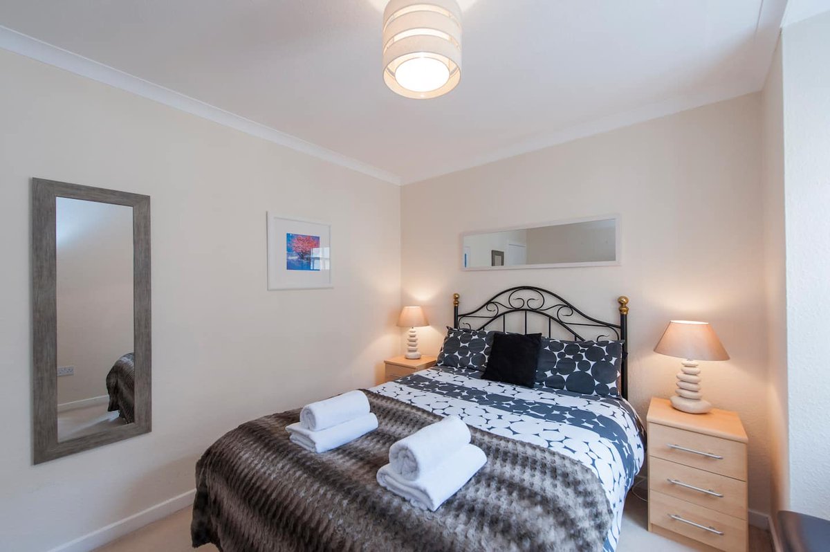 Midweek_breaks's tweet photo. Stylish Edinburgh city centre apartment located on the Royal Mile for up to 4 guests. Perfect location for the Fringe Festival! https://t.co/ytnpwqKdnT #midweekbreaks #citybreaks #edinburgh https://t.co/Vq7YQyOG40