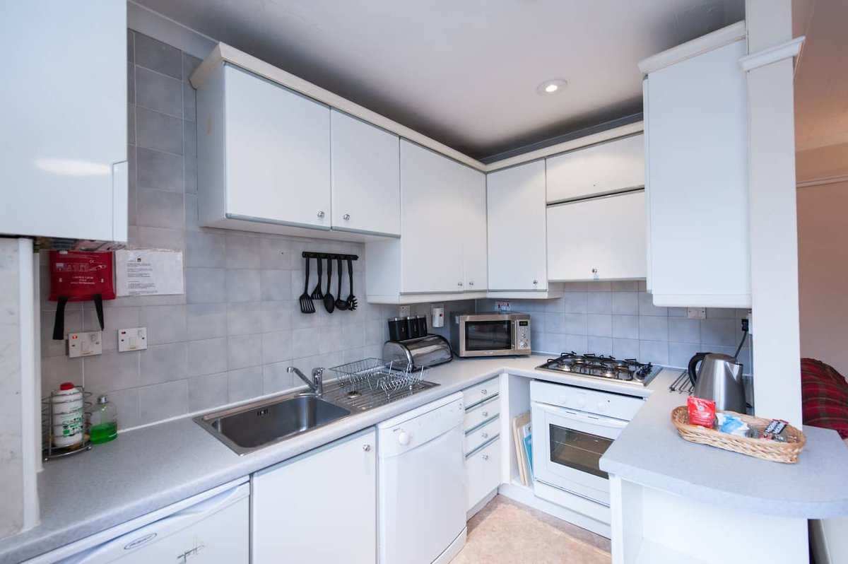 Midweek_breaks's tweet photo. Stylish Edinburgh city centre apartment located on the Royal Mile for up to 4 guests. Perfect location for the Fringe Festival! https://t.co/ytnpwqKdnT #midweekbreaks #citybreaks #edinburgh https://t.co/Vq7YQyOG40