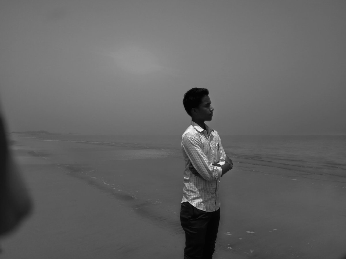 abhisekjena07's tweet photo. କ୍ଲାନ୍ତ ଅପରାହ୍ନେ
ବେଳାଭୂମି ତୀରେ🏖️
ମୁଠାଏ ଶୂନ୍ୟତା ଆଉ ମୁଁ ।
#ବେଳାଭୂମି
#ଶୂନ୍ୟତା
#କ୍ଲାନ୍ତ_ଅପରାହ୍ନ
#penthaseabeach https://t.co/pZJ0CkXaE7