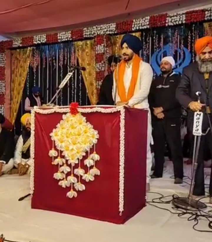 DeepKaurSandhu6's tweet photo. ਦਿੱਲੀ ਵਾਲੇ ਕਹਿੰਦੇ ਤੁਸੀ ਆਵਦੀ ਪਛਾਣ ਛੱਡੋ
ਅਸੀ ਕਹਿਣੇ ਆ ਪਛਾਣ ਨਹੀ ਛੱਡਦੇ ਤੁਸੀ ਜ਼ਿੱਦ ਛੱਡੋ
ਅਸੀ ਆਵਦੇ ਸਿੱਖ ਫਲਸਫੇ ਤੇ ਸਿਧਾਤਾਂ ਤੇ ਖੜੇ ਆ
ਦਿੱਲੀ ਵਾਲੇ ਕਹਿੰਦੇ ਅਸੀ ਦੱਸਦੇ ਆ ਤੁਸੀ ਕਿਵੇ ਜਿਊਣਾ 
ਇਹੀ ਜੱਦੋ ਜਹਿਦ ਤੇ ਹੋਂਦ ਦੀ ਲੜਾਈ ਜਾਰੀ ਹੈ ਗੁਰੂ ਸਾਬ ਜੀ ਅਗਵਾਈ ਏ
🖕👉ਦੀਪ ਸਿੱਧੂ
#deepsidhu #Sikh #Punjab #ਵਾਰਿਸ_ਪੰਜਾਬ_ਦੇ https://t.co/7kxNoawVJ9
