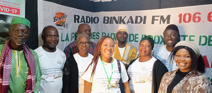 NzaramaNCP's tweet photo. Dialogue intergénérationnel pour prévenir et contrer l'extrémisme violent en Côte d'Ivoire.

Jour 3: Dialogue intergénérationnel sur les antennes de la radio Binkadi de Ferké

#ferkessedougou #nzarama #paix #dialogue https://t.co/RUbPsbJq3h