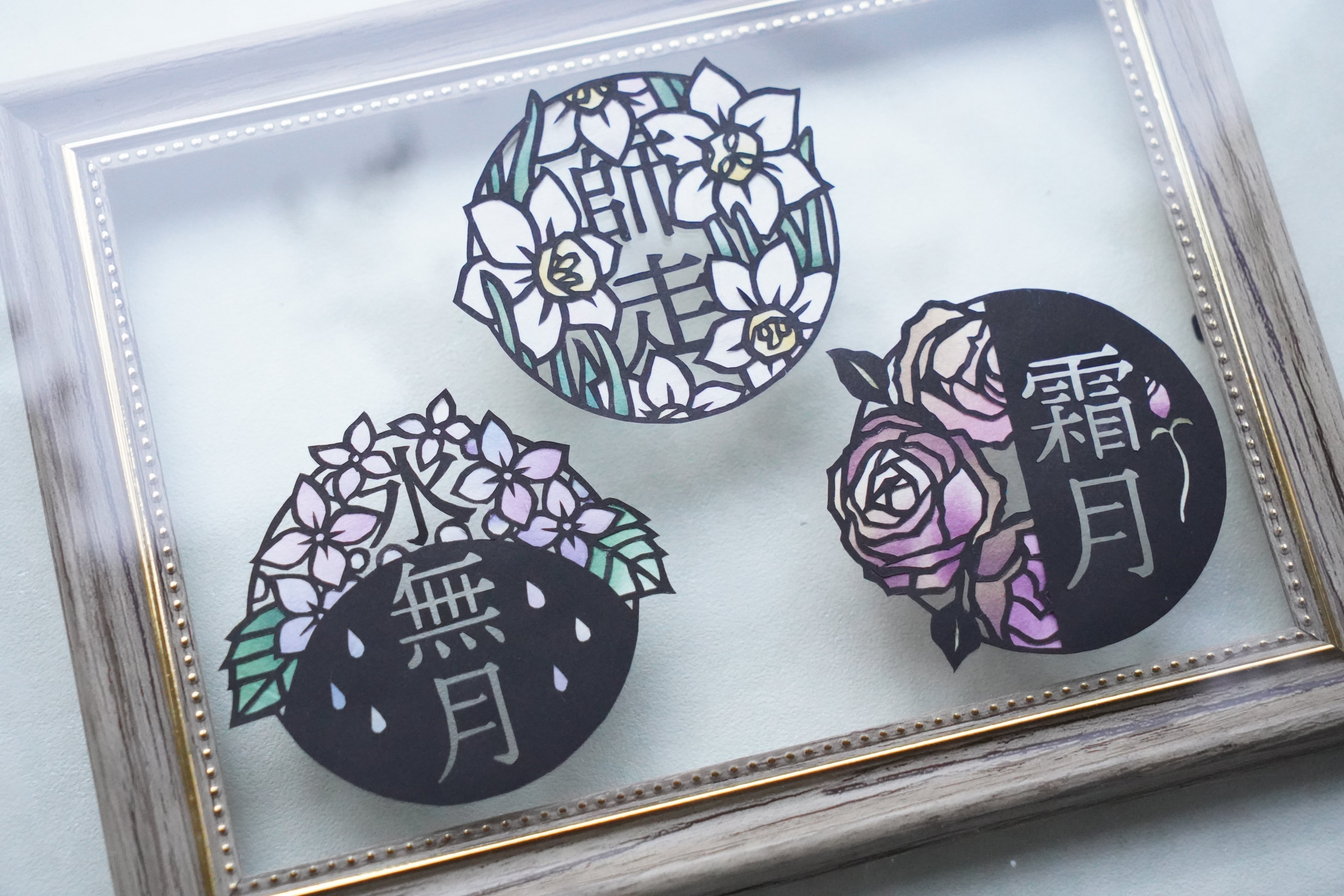 切り抜き絵、額付き、作者名入り 皆さんこんにちは！ ファインクラフトです🌳 今回ご紹介するのは