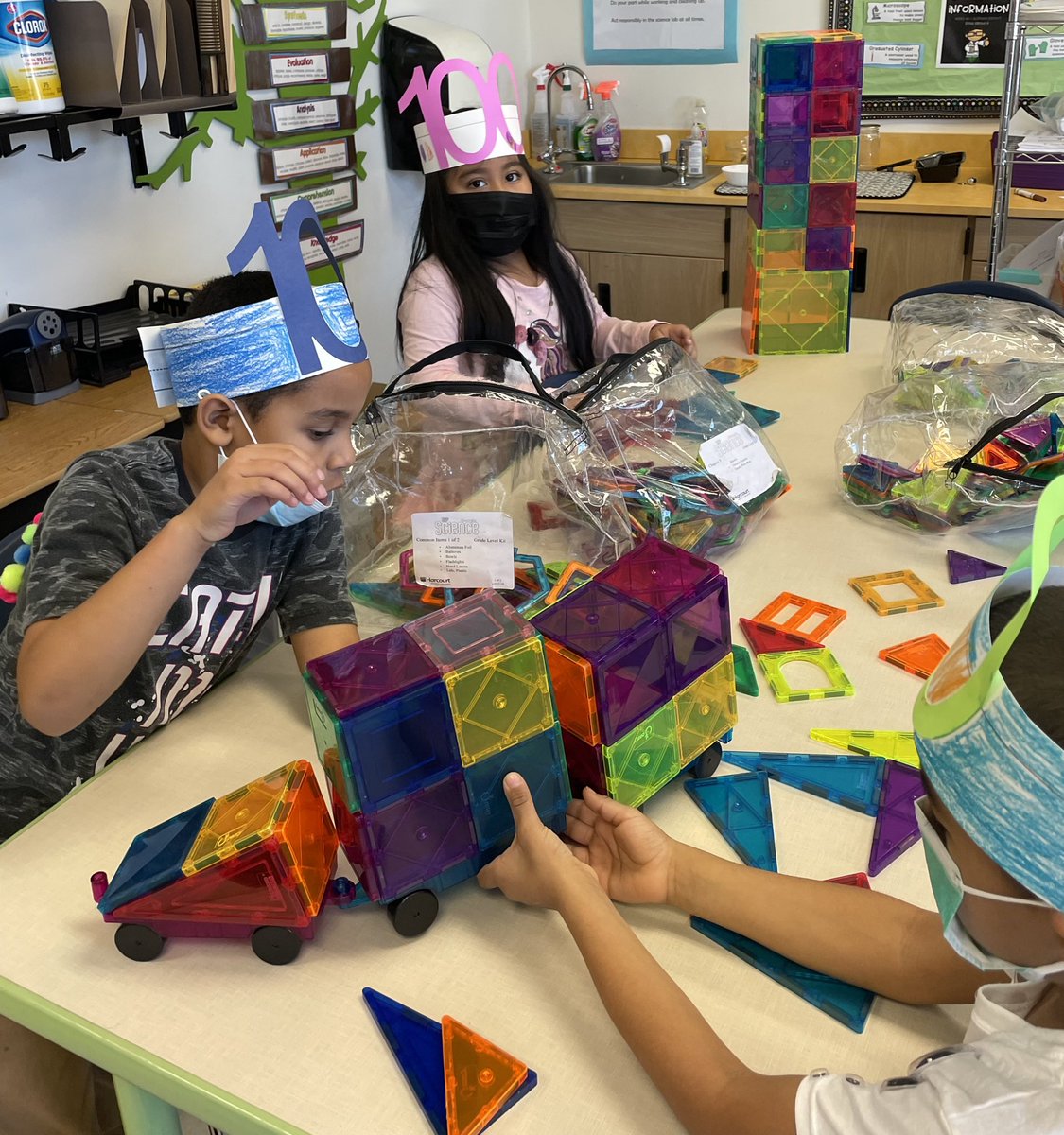 MsRubinSTEM's tweet photo. Our littlest engineers and graphic designers were hard at work on day 100! @msezellkinder @vickerymill #wisewillrise https://t.co/Ht5eFJopoy