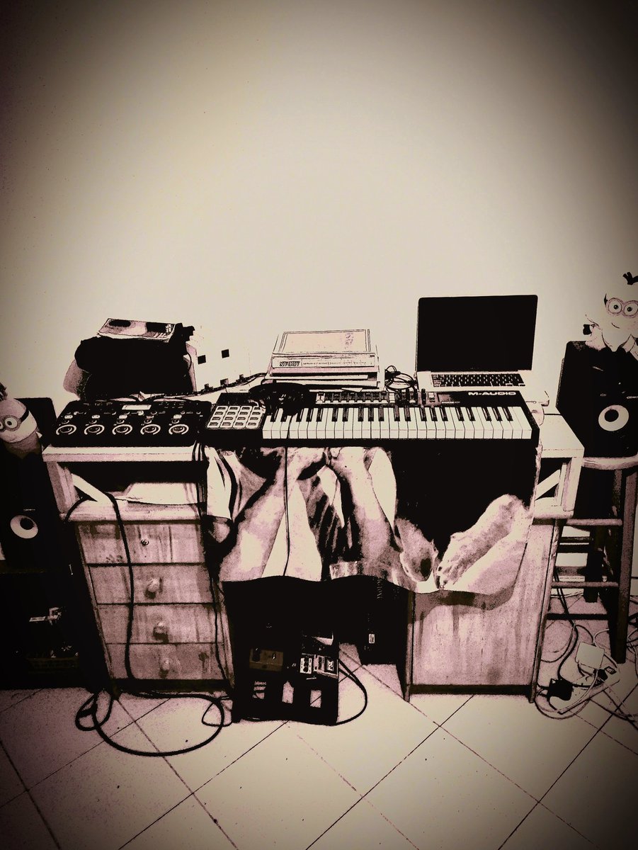 AndrewDebb's tweet photo. Le bureau pour faire mumuse !!! 😆

#tableaudebord #dashboard #bureau #desk #inspitation #jouets #toys #amusement #fun #distraction #musicien #musician #andrewdebb https://t.co/k1f0RP3Yly