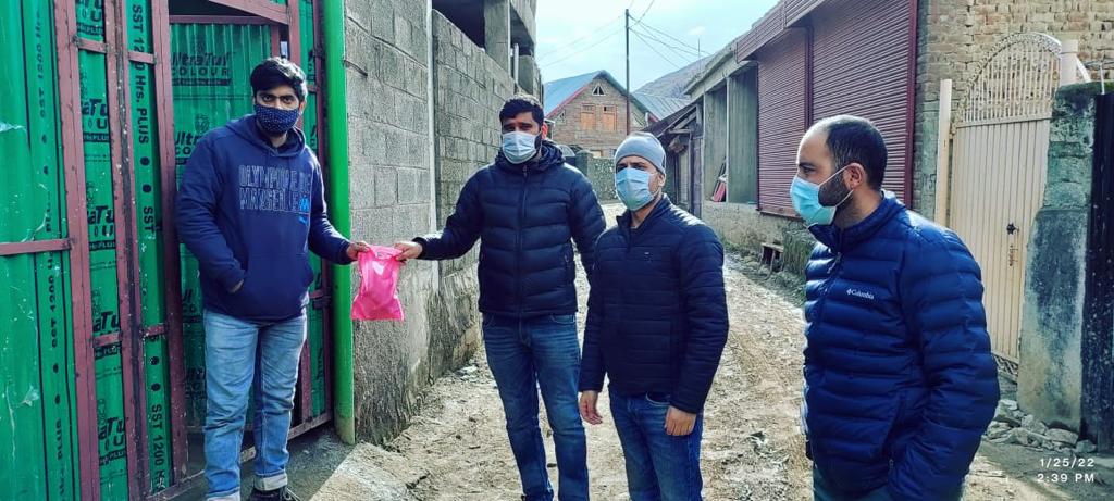 CovidcontrolBpr's tweet photo. ✅ Handing Over of Medicine Kits to Home Isolated C+ve Patients at Vaious Places in District Bandipora today on 25-01-2022.
👉#SayNoTo3rdWave 
👉#Unite2FightCorona 
@owais_ias 
@dcbandipora 
@dicbandipora 
@diprjk 
@OfficeOfLGJandK 
@PIBSrinagar 
@ddnewsSrinagar https://t.co/QoNBt6ujJo