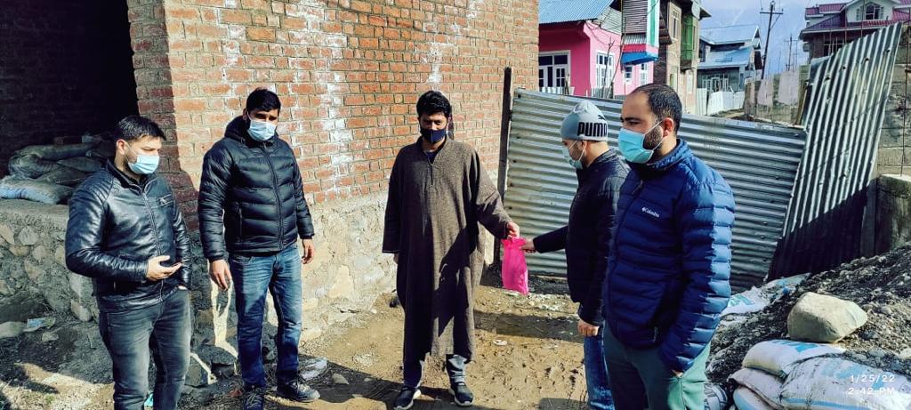 CovidcontrolBpr's tweet photo. ✅ Handing Over of Medicine Kits to Home Isolated C+ve Patients at Vaious Places in District Bandipora today on 25-01-2022.
👉#SayNoTo3rdWave 
👉#Unite2FightCorona 
@owais_ias 
@dcbandipora 
@dicbandipora 
@diprjk 
@OfficeOfLGJandK 
@PIBSrinagar 
@ddnewsSrinagar https://t.co/QoNBt6ujJo