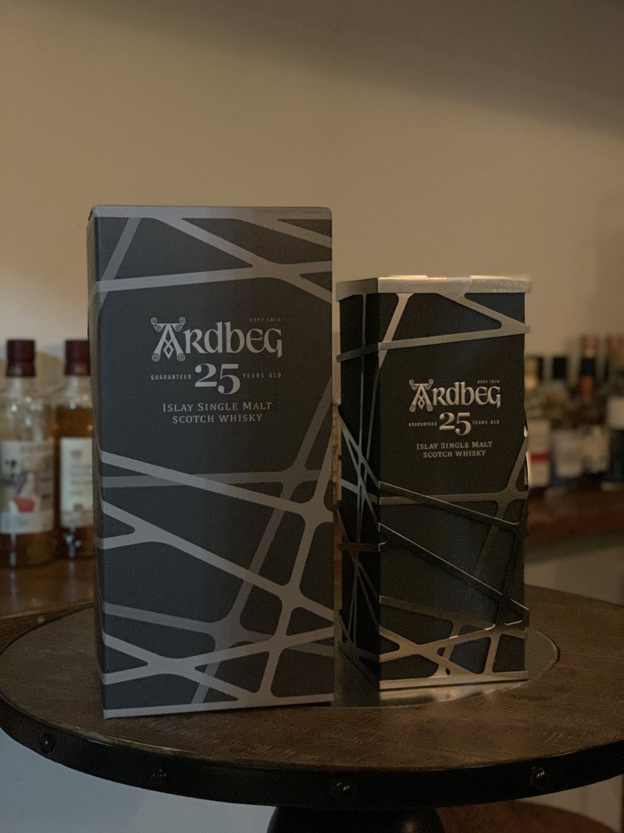 U_D_MKW's tweet photo. というわけで、本日購入したのはこちら😏

『Ardbeg 25年』

オフィシャルボトルの25年ファーストリリースです！
謎のタイミングでの正規品との遭遇でしたが、これも何かのご縁と思っての購入😋

#TWLC
#アードベッグ
#Ardbeg
#あとはいかに密輸するか https://t.co/3VTqnYyf9L