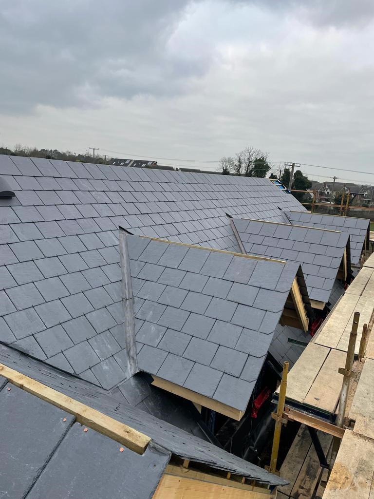 fergal5's tweet photo. Good progress & great attention to detail in slating roof by the roofing team at our #timberframe in Maynooth#1223. @BlueBangorSlate @CUPAPIZARRAS_en #rh50 natural slate. #teamtimbertech https://t.co/YkNY1B6ys2