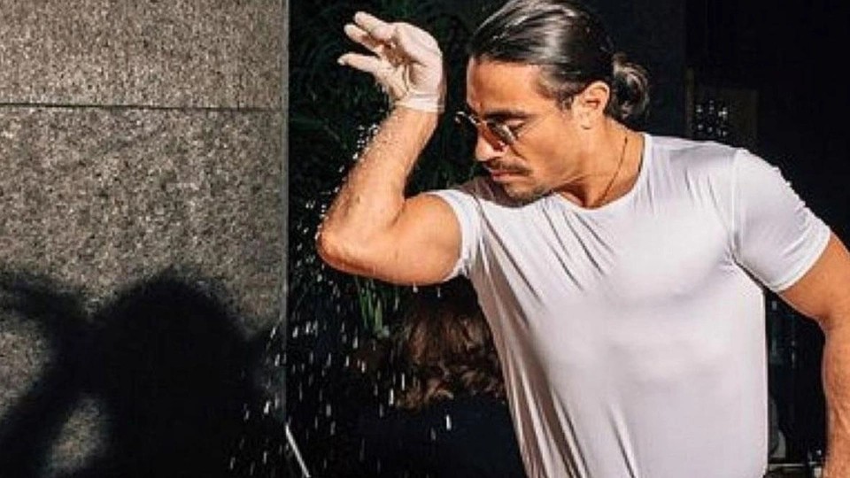 Джонни депп сыпет соль. Повар который солит через локоть. Нусрет гёкче мем. Повар который солит через локоть. Повар который солит через локоть.