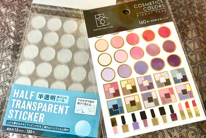 100均のこのシールとテンキーでiPad用にコスメパレット風な左手デバイスを作りました白いペンでアイコン描いた上に半透明シールでカバーすると文字の保護にもなりアイシャドウっぽいマットな質感も出るという〜〜〜〜〜〜! 金色の縁取りがなかなかいい感じでは?!?! 