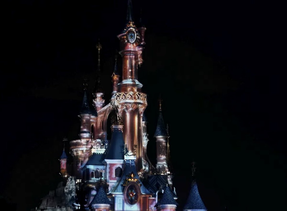 DLPReport's tweet photo. ⚠️ Breaking: Disneyland Paris will use drone technology for the #DisneylandParis30 pre-show called “Disney D- Light”. 
The sky will illuminate with the Anniversary logo. Here’s a first look! https://t.co/stuiNGx3Cc