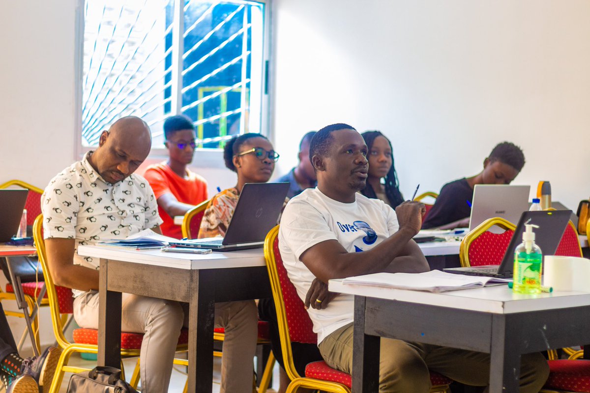 InstitutMedias's tweet photo. Le code. C’est un langage que les journalistes doivent comprendre voire pratiquer. A la fin de ce cours animé par @berteamed, nos étudiants pourront développer leur premier site web.                                   #IAM #InitiationCode. https://t.co/uWXisnYBpP