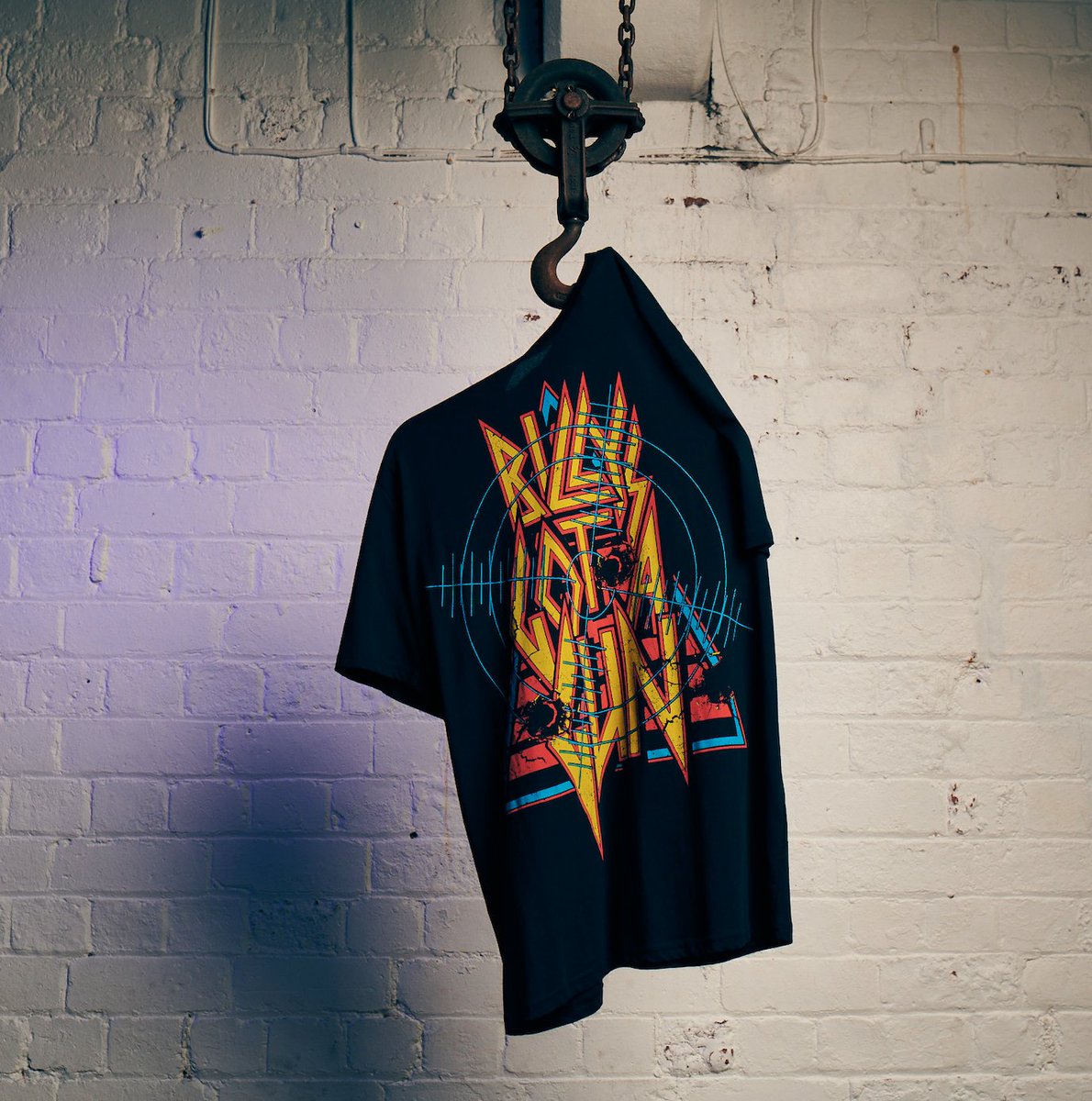 PPresentsuk's tweet photo. DID YOU KNOW…

🌎That @DefLeppard is in the Guinness Book of World Records? 📖

Once upon a time, they performed THREE concerts in THREE different continents all in ONE day on October 23 1994 🖤🤘

💻https://t.co/s2S2LGelDt

#DefLeppard #Merchandise https://t.co/6GiYqEGgRX