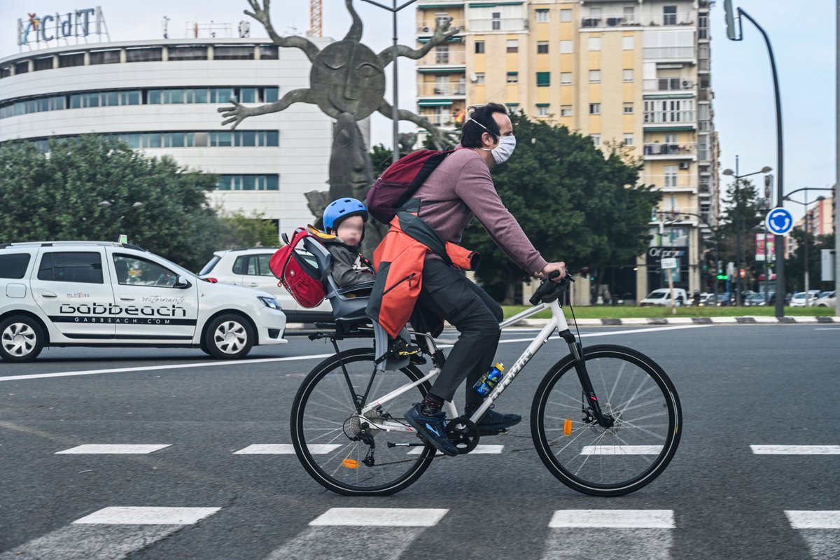 Límit #velocitat (km/h)🚴‍♀️:
🔸Carrer ús general👉45
🔸Carrer a 30km/h, ciclocarrer, zona 30👉30
🔸Carrers residencials👉20
🔸#CarrilBici calçada👉20
🔸CB vorera👉15
🔸Senda ciclable (parcs)👉15
🔸Carrer vianants👉10
🔸Vorera❌
#ambicivlc #ordenançamobilitat #València #MobilitatVLC