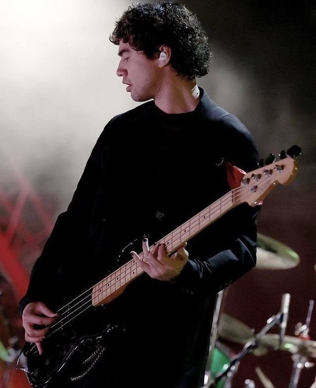 Happy birthday to the sensation, the bodacious, the calum hood <3 