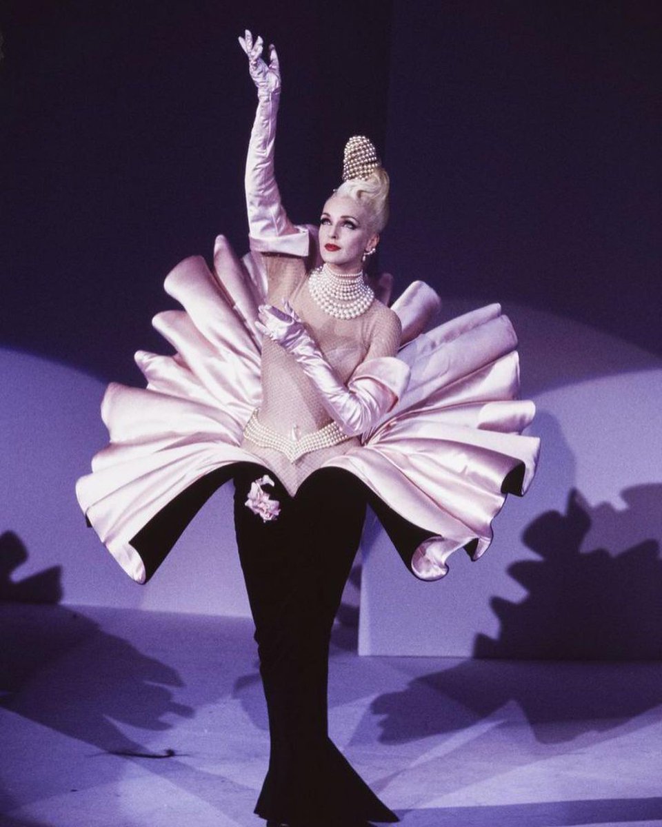 BritishVogue's tweet photo. The fashion world remembers Thierry Mugler: https://t.co/4mfTkoylLX https://t.co/WjT9H7rosM