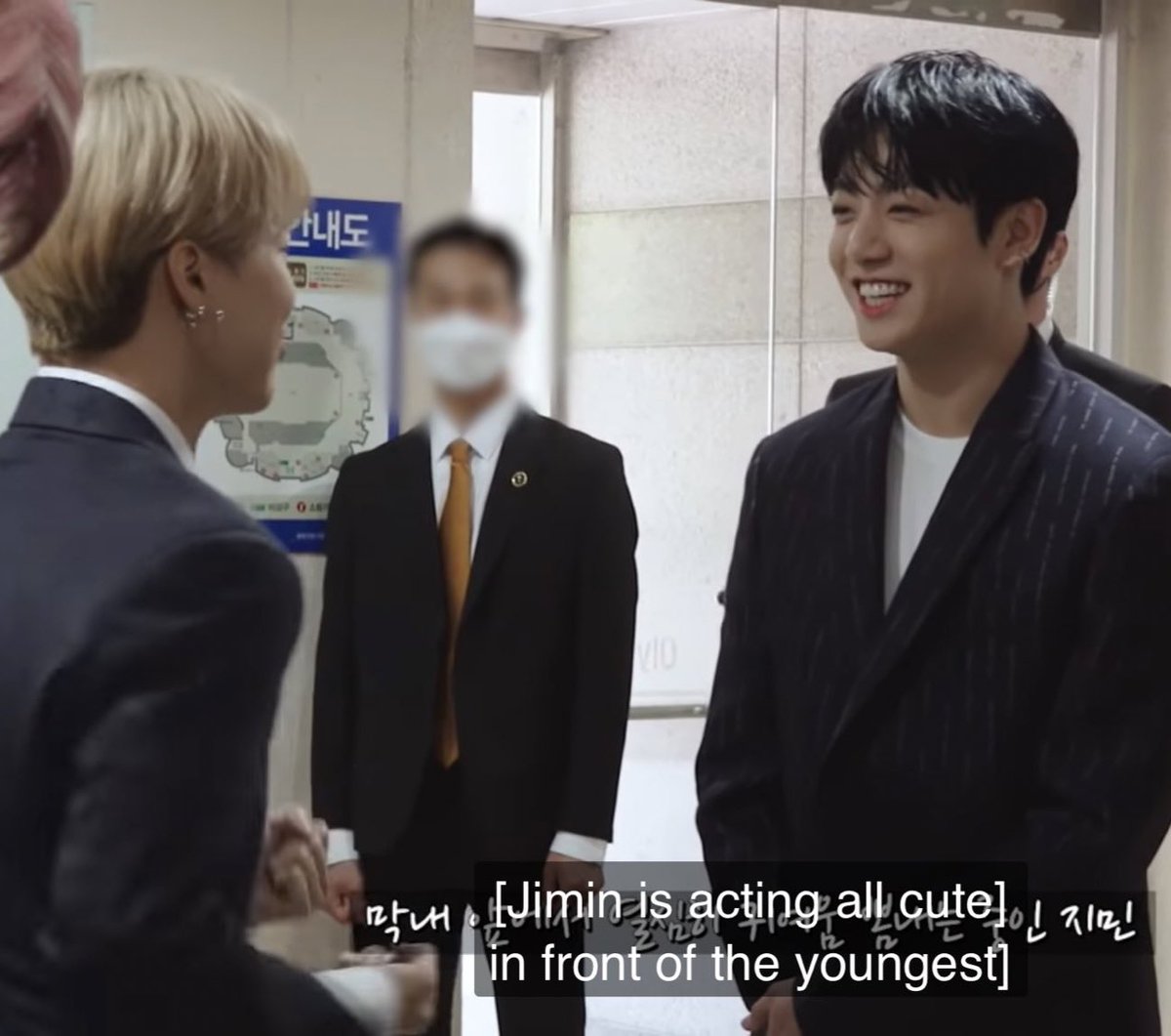 JikookTurkeyy's tweet photo. Jimin'in Jungkook'a şirin davranışları a thread https://t.co/tNlntHEDAx