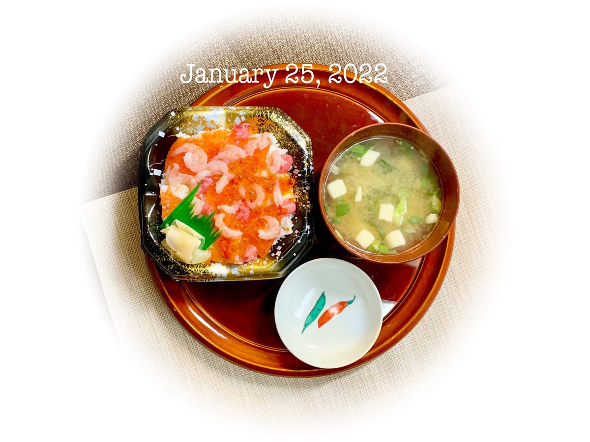 今日は夫の誕生日🎂なのです。 「海鮮バラちらし」と「豆腐の味噌汁」でお祝い🎉 名古屋娘から「コーヒー」のプレゼント🎁届きました。