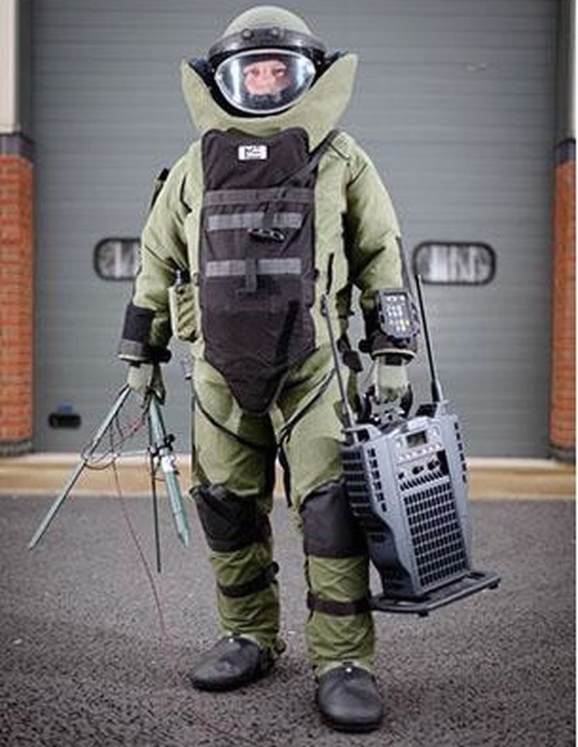 Саперный костюм eod. Саперный костюм. Снаряжение сапера. Снаряжение сапера. Взрывозащитный костюм eod 10.