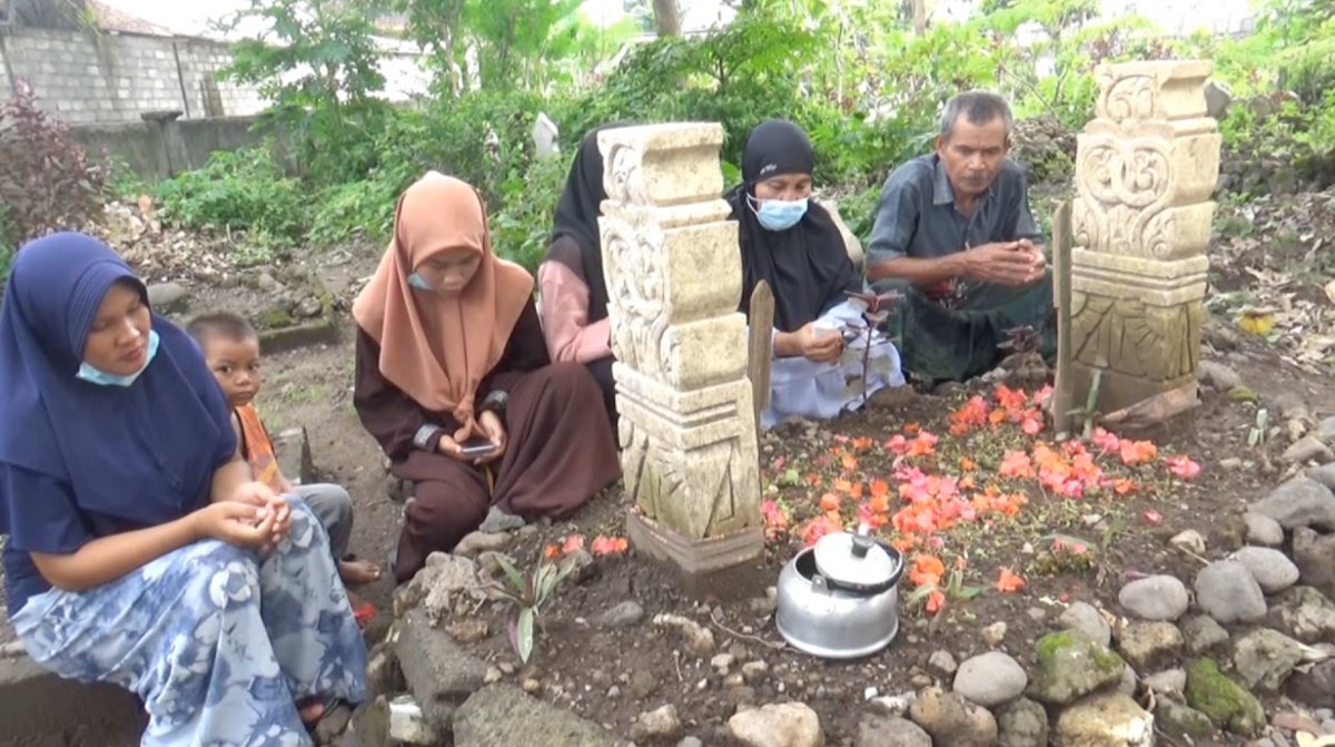 Pengungkapan kasus kecelakaan kapal terbalik membawa calon Pekerja Migran Indonesia (PMI) non prosedural di perairan Johor Baru Malaysia terus bergulir. Julia  Ningsih (18) asal NTB, menjadi salah satu korban meninggal dunia. Sementara suami Junaidi selamat. #BerkasKompas