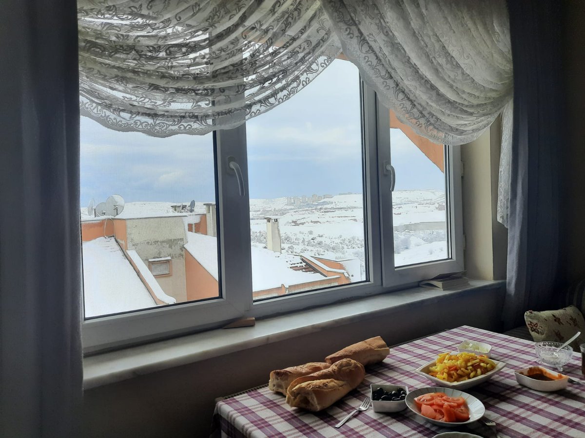 İşe gitmek yerine bu manzarada kahvaltı yapmak güne puanım 10/10 😄