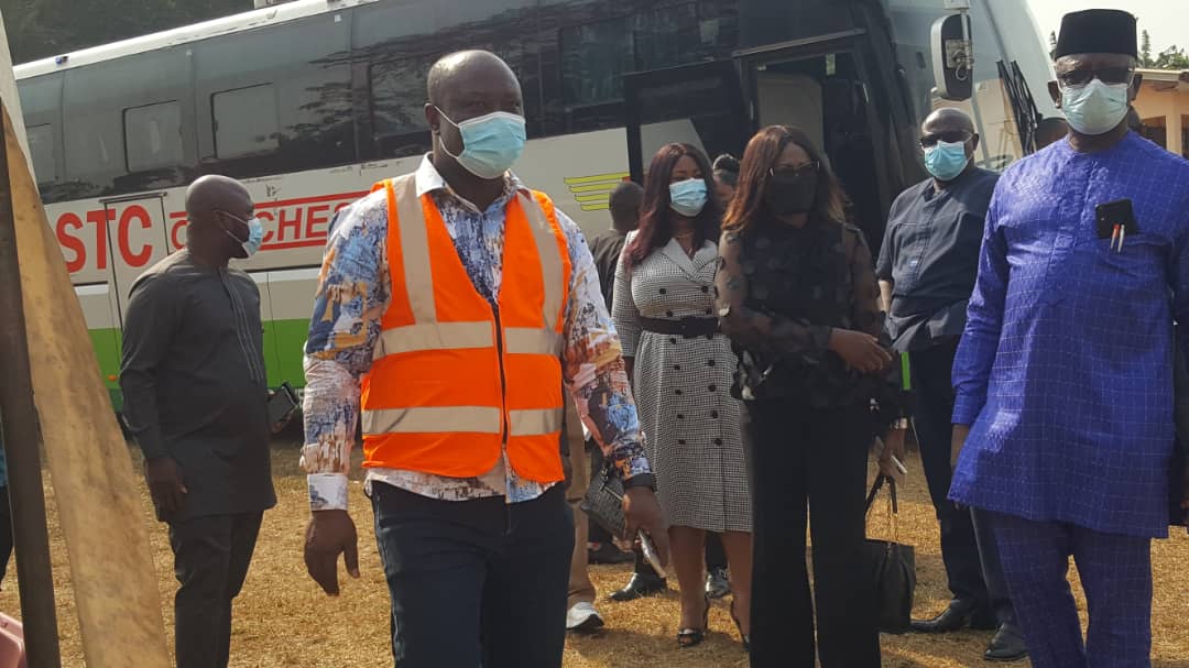 GHANANEWSAGENCY's tweet photo. A delegation of heads of State owned agencies led by the Director-General of #SIGA, @OfficialEAB has visited #Apiatse, near Bogoso in the Western Region to commiserate with the families of the bereaved and injured and assist the community with relief items
#Ghana #Bogosoexplosion https://t.co/xJdWhkC8AJ