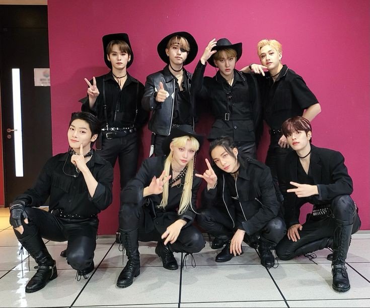 svtskzthinker's tweet photo. hello~~
this is an account dedicated to post content of #StrayKids and #Seventeen ♡♡

Rt and follow to spread <33

 #세븐틴 #스트레이키즈 https://t.co/LNmcwFzdg4