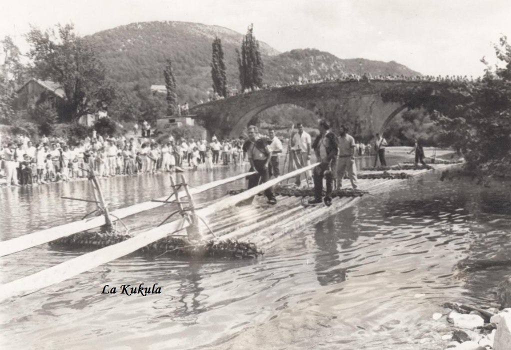 Hacia los años 80 descendió esta almadía por la localidad de Aribe, en el valle de Aezkoa. Buscamos la fecha exacta, el motivo y la identidad de los almadieros que la tripularon. Si tienes algún tipo de información, ¿nos ayudas? 😉