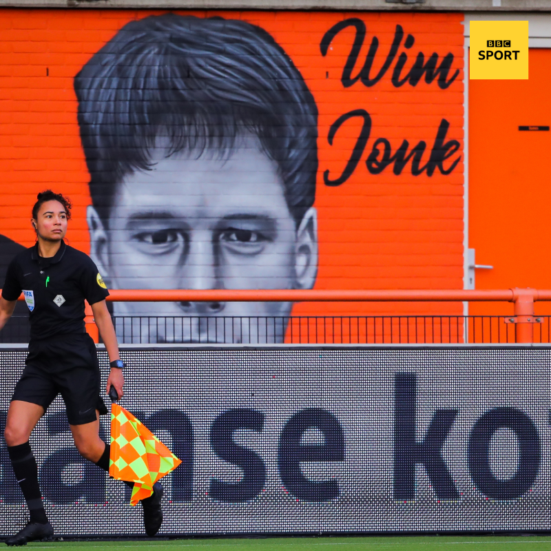 BBCSport's tweet photo. 🔝 Top of the Dutch second tier
7⃣ Seven points clear

Welcome to Volendam - the club where Johan Cruyff's legacy lives on through manager Wim Jonk.

By developing young players and playing attacking football, 'The Other Orange' are thriving.

This is their story 👇

#bbcfootball