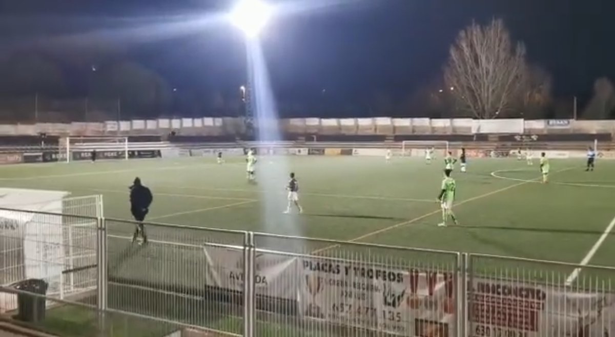 esportbase's tweet photo. FAIR-PLAY via @pacopolit | Video: Tarjeta verde para un @RacingRibaroja que permitió un gol sin oposición al @screquena1928 cc @FFCV_info @emilio_llacer
🔗 https://t.co/Yf8o3NYEyu https://t.co/okheJophbv