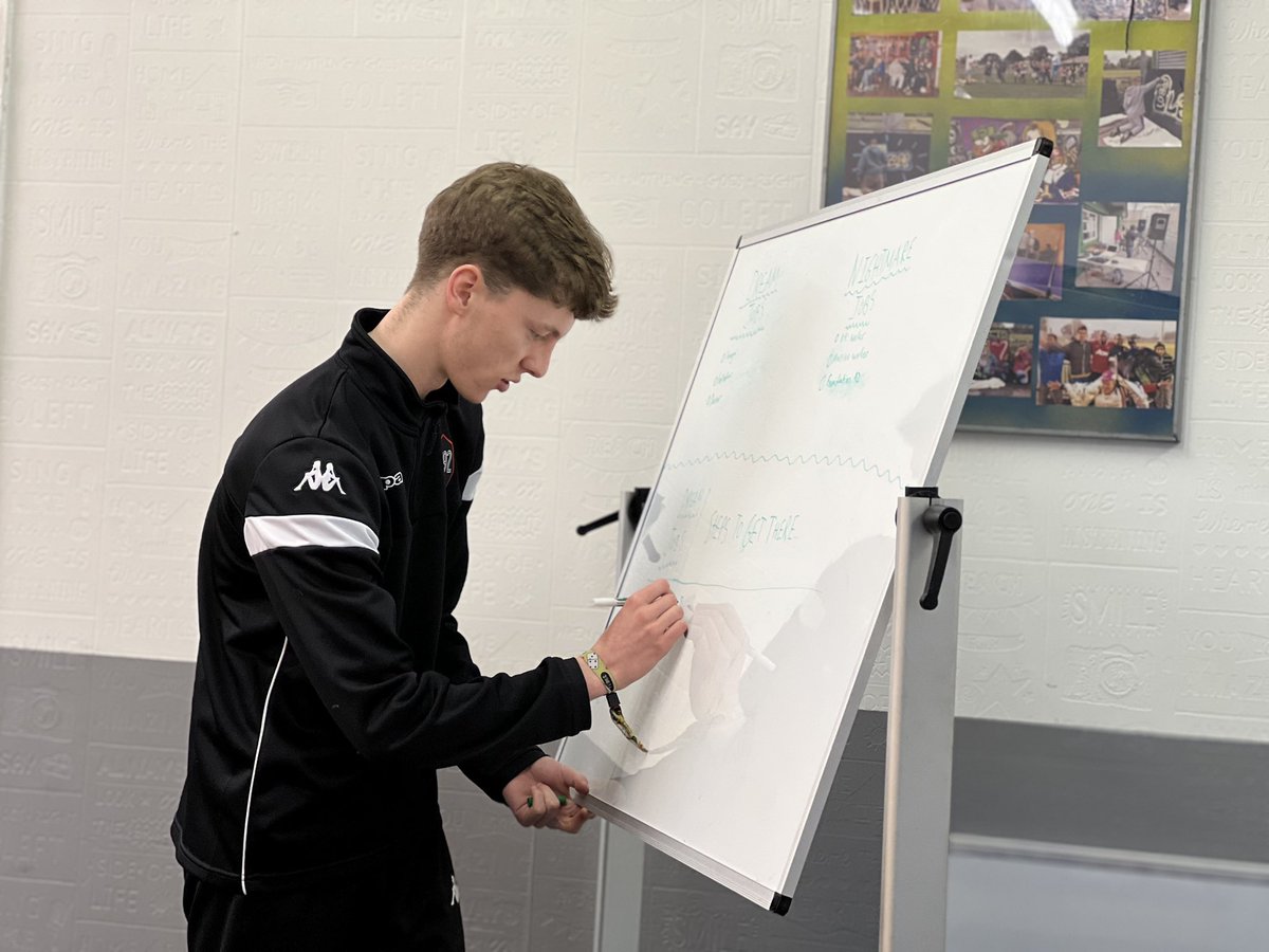 SalfordCity_FDN's tweet photo. This morning, we’re down at Albert Park for our Education session with pupils from Spring Lane! 🙌

The focus of today’s session is careers, and the pupils have been talking through their ideal jobs, as well as the steps they need to take to achieve them! 🗣

💭 | #F92Education https://t.co/FNQrSel14J