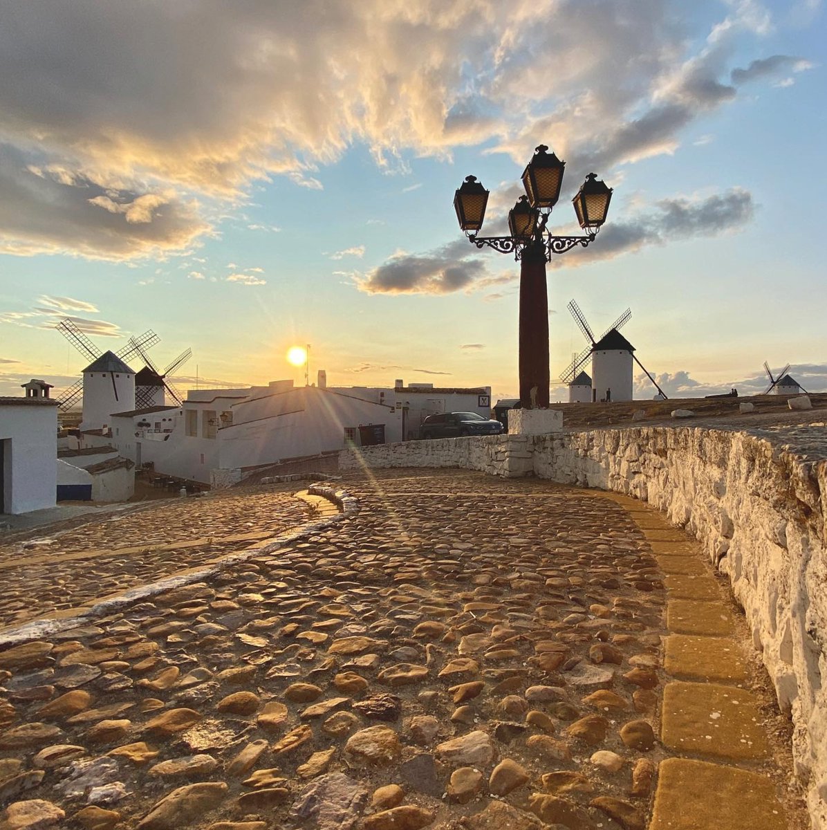 #Campodecriptana es la localización en la que #Cervantes ubica la aventura de los #MolinosdeViento del #Quijote. 
No eran los únicos molinos existentes en #LaMancha en la época. A finales del siglo XVI, Agustín Ortíz se enfrentó a uno de ellos en #ElToboso. 
¿Coincidencia?.