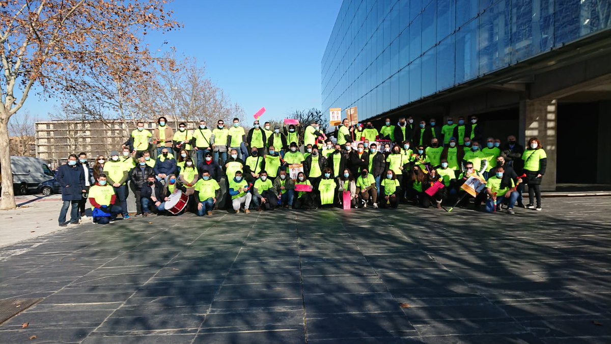 APRISCAM1's tweet photo. ¡En directo! Manifestación de L@s Informátic@s en la sede del #Sescam 
#AnulacionOPESescam @InigoCortazar @Regina_Leal_ @jfdezsanz @garciapage @gobjccm https://t.co/X3AMA09kOm