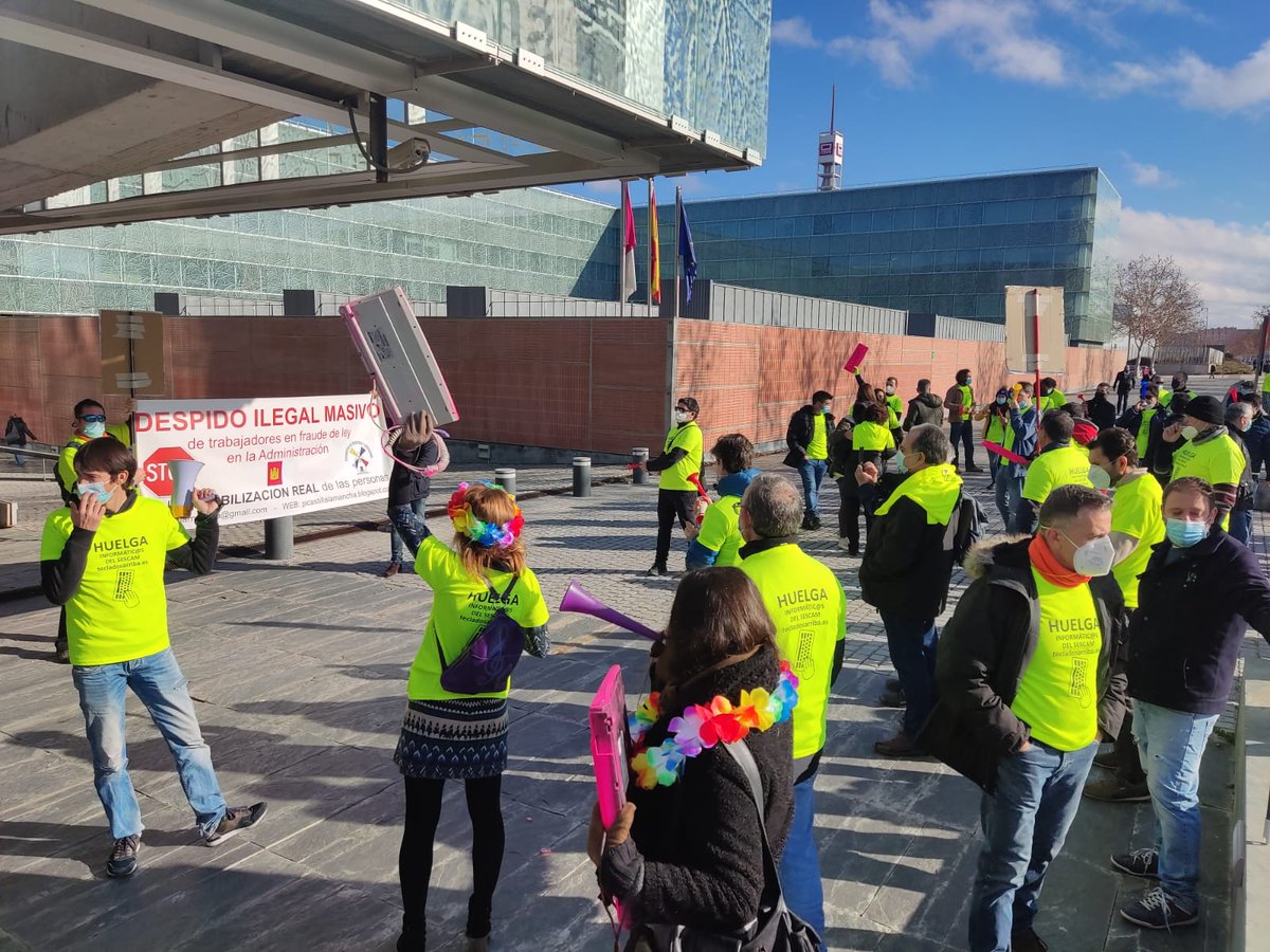 APRISCAM1's tweet photo. ¡En directo! Manifestación de L@s Informátic@s en la sede del #Sescam 
#AnulacionOPESescam @InigoCortazar @Regina_Leal_ @jfdezsanz @garciapage @gobjccm https://t.co/X3AMA09kOm