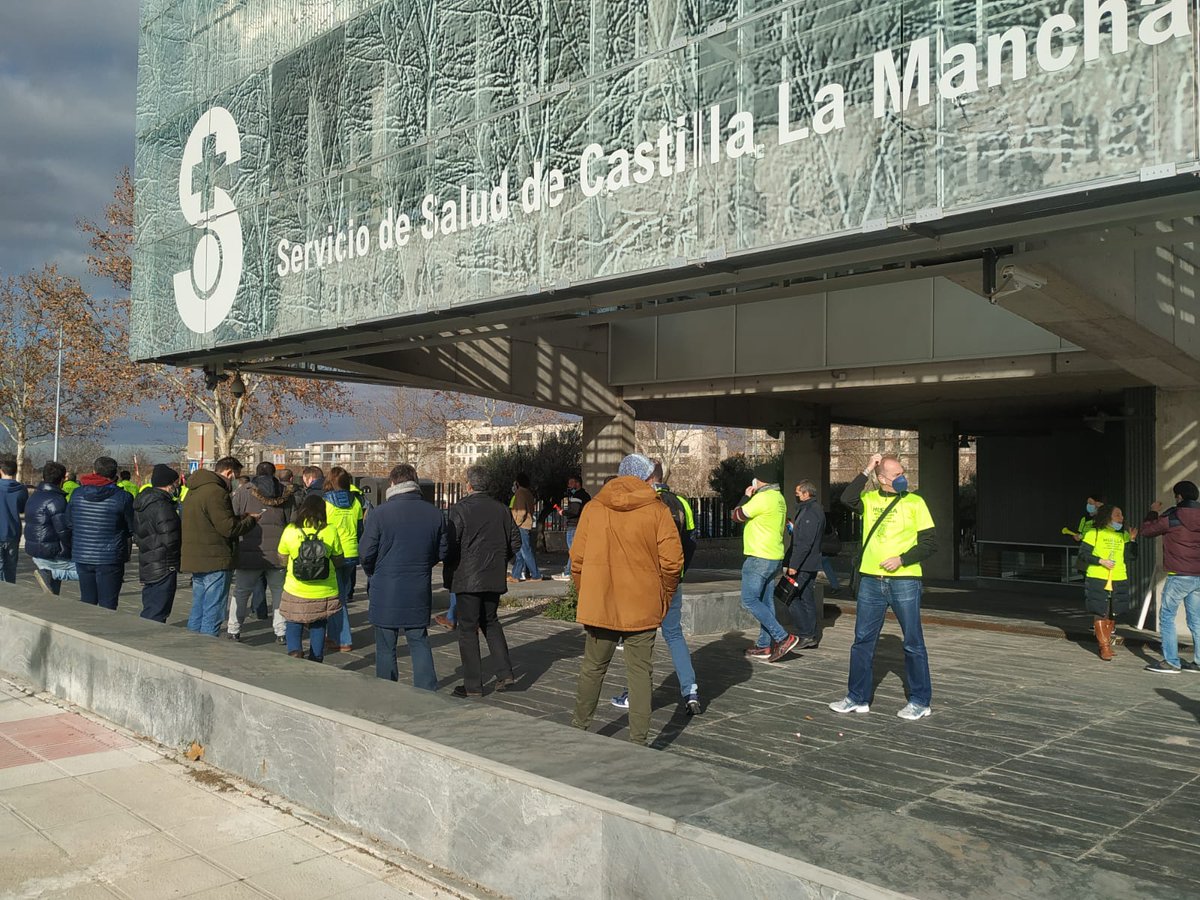 APRISCAM1's tweet photo. ¡En directo! Manifestación de L@s Informátic@s en la sede del #Sescam 
#AnulacionOPESescam @InigoCortazar @Regina_Leal_ @jfdezsanz @garciapage @gobjccm https://t.co/X3AMA09kOm